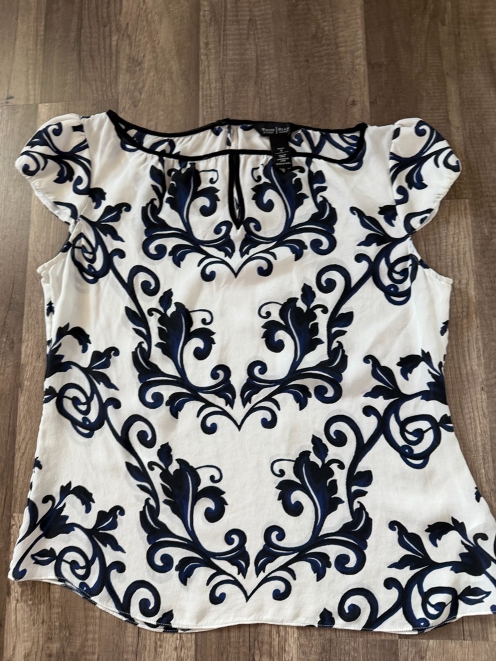 White House Black Market Silk Top, Size 8 - Picture 13 of 16